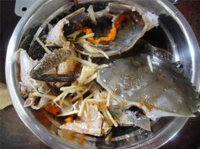 用适量的油盐糖酱油调味腌制，适量的姜丝去腥味。