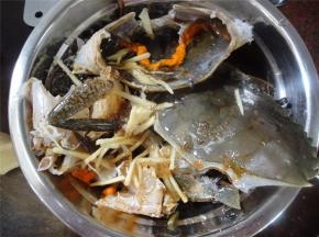 用适量的油盐糖酱油调味腌制，适量的姜丝去腥味。