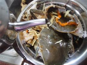 加入少许花生油。