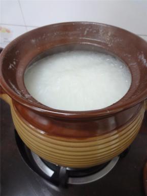 大米洗净，用适量的油盐腌制调味，水开后加入其中，煲60分钟。