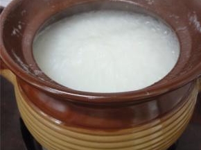 大米洗净，用适量的油盐腌制调味，水开后加入其中，煲60分钟。