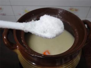 熄火前加入适量的盐调味即可。