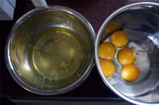 将蛋白和蛋黄分离。