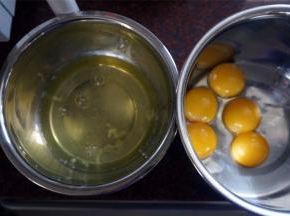 将蛋白和蛋黄分离。