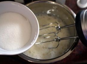 蛋白放在无油无水的容器里，分三次加入细砂糖打发。