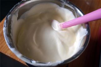 拌糊的时候开始预热烤箱160度10分钟。用刮刀先将1/3蛋白霜加入蛋黄糊中切拌匀，然后将蛋黄糊倒入剩下的蛋白霜中，切拌均匀，不要画圈（会消泡的）。