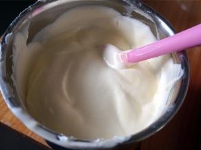 拌糊的时候开始预热烤箱160度10分钟。用刮刀先将1/3蛋白霜加入蛋黄糊中切拌匀，然后将蛋黄糊倒入剩下的蛋白霜中，切拌均匀，不要画圈（会消泡的）。