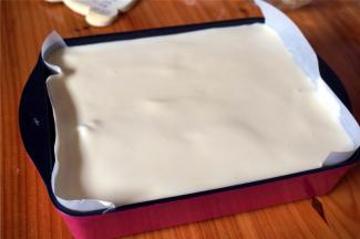 拌好的面糊倒入模具中，轻震几下震出大的气泡。