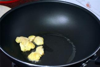 烧红锅后，加入适量的油，加入生姜，爆炒出姜味。