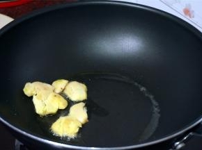 烧红锅后，加入适量的油，加入生姜，爆炒出姜味。