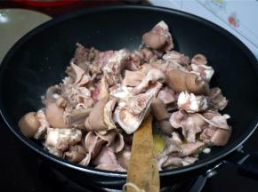 （羊肉提前做飞水处理，然后晾干水备用。）加入飞了水的羊肉块，翻炒。