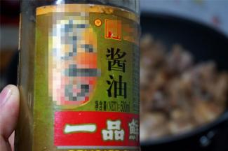 淋入适量的生抽酱油，翻炒均匀。