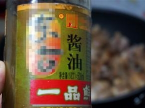 淋入适量的生抽酱油，翻炒均匀。