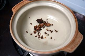 将草果放到砂锅里，并开火烧热砂锅。