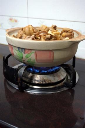 将2碗清水加入到炒锅里，然后将酱汁水倒进砂锅里。大火焖煮羊肉。