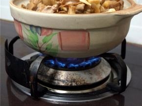 将2碗清水加入到炒锅里，然后将酱汁水倒进砂锅里。大火焖煮羊肉。