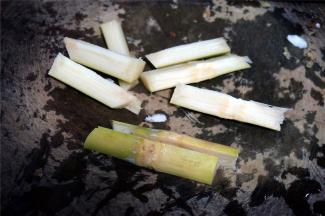 竹蔗洗净后切成10厘米的一段，然后破开4边。