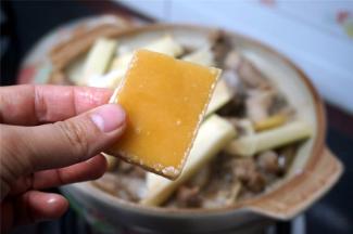 然后放入半片黄糖。