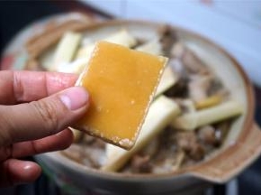 然后放入半片黄糖。