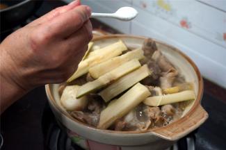 再加入2勺子食盐，3勺子砂糖。