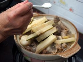 再加入2勺子食盐，3勺子砂糖。