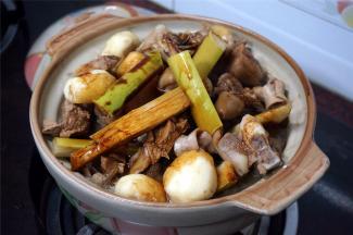 再淋上少许老抽酱油调色。