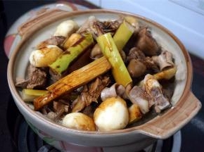 再淋上少许老抽酱油调色。