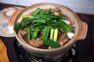 将大蒜段也加入到羊肉上。