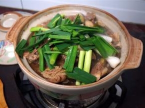 将大蒜段也加入到羊肉上。