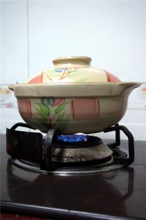 盖锅，中火焖煮40分钟。