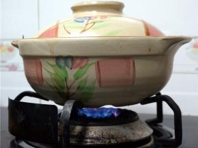 盖锅，中火焖煮40分钟。