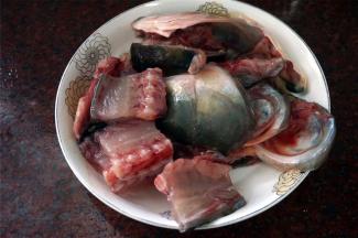 食材：新鲜的草鱼鱼头和鱼骨。