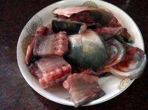 食材：新鲜的草鱼鱼头和鱼骨。