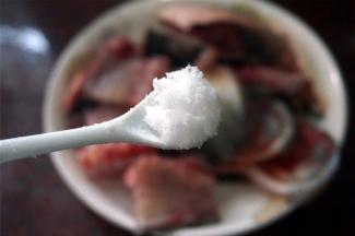 提前1小时，用3勺子的食盐腌制入味。