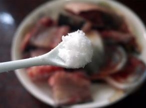 提前1小时，用3勺子的食盐腌制入味。
