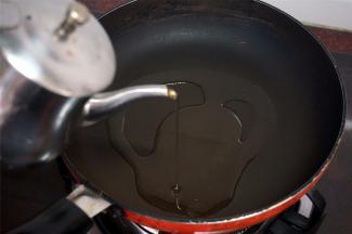 烧红锅后，加入适量的花生油。