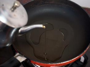 烧红锅后，加入适量的花生油。