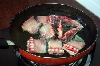 油热后，放入鱼骨，火候一直都是大火的哦。