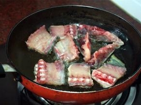 油热后，放入鱼骨，火候一直都是大火的哦。