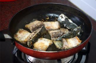 大约30秒左右，翻转鱼骨，煎另一面。