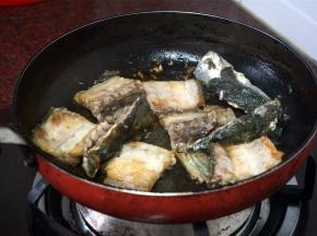 大约30秒左右，翻转鱼骨，煎另一面。