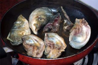 同样的操作，将鱼头煎熟。