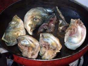 同样的操作，将鱼头煎熟。