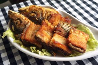 将煎好的鱼头和鱼骨摆碟即可。