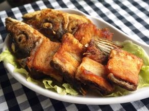 将煎好的鱼头和鱼骨摆碟即可。