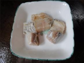 食材：咸鱼，切块备用。