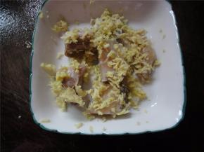 铺入适量的姜蓉。