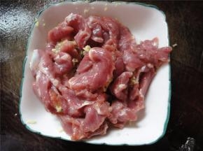 将瘦肉铺在咸鱼上。