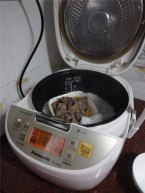 电饭煲里的水烧开后再放入去蒸，直至饭熟即可！