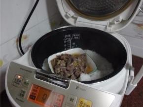 电饭煲里的水烧开后再放入去蒸，直至饭熟即可！